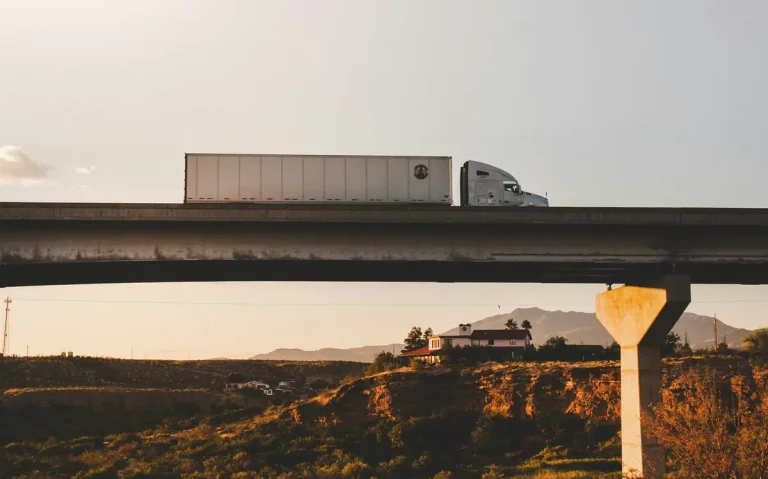Tratocamión circulando en carretera sobre puente